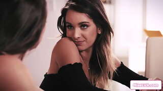 באַסטי דאָמינאַנט באַלעבאָס וויל צו זען איר ענג עמפּלוייז פּערקי טיץ אויב זי וויל צו האַלטן איר אַרבעט.זי שטעלט איר אויף איר ניז צו לעקן איר לאָך