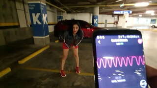 האָרני מיידל פינגער איר לאָך בייַ די מאַלל פּאַרקירפּלאַץ