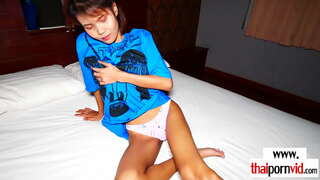 מאָגער ברונעט ליבהאָבער אַסיאַן ריידינג אויף אַ אייראפעישער האָן