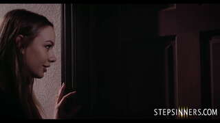 Teen Fraochún Iníon Díreach Ag Iarraidh A Coileach Mór