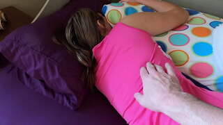 פאטער געץ סטעפּדאָטער אַרויף אין דער מאָרגן מיט זיין ריזיק האָן