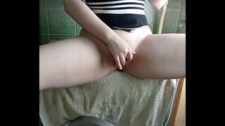 ť�孩有一个大屁股得到一个高潮，在洗衣机和一个振动器