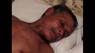 אַלט מענטש געטינג עטלעכע פעט לאָך