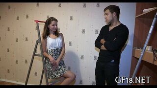 فتى يجلس ويحدق