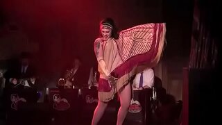 Dannie Dīzelis aka Danielle Colby izpilda ar Bustout Burleska New Orleans