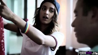 Čad prechádzky do familys dom prítomné v ruke Sluchu ho enter