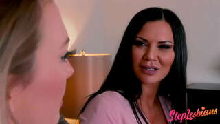 Stepmom Nagpakita Sa Anak Nga Babaye Sa Unsa Nga Paagi Sa Lesbian Sex