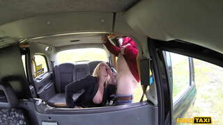 טאַקסי הייס באַבע כאַלי קוש פארשפרייט איר לעגס און סאַקס האָן